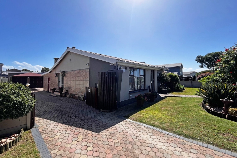 6 Bedroom Property for Sale in Hartenbos Central Western Cape